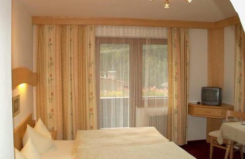 Gerlos House | Gästehaus Elfriede: Pet-Friendly Retreat with Hot Tub