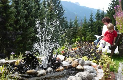 Gerlos House | Gästehaus Elfriede: Pet-Friendly Retreat with Hot Tub