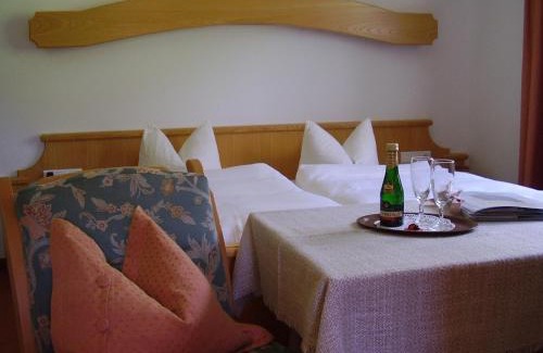 Gerlos House | Gästehaus Elfriede: Pet-Friendly Retreat with Hot Tub