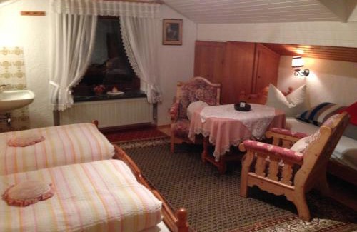 Bayerisch Gmain Apartment | Kid-Friendly Getaway at Gästehaus Färbinger: Rated 9.4