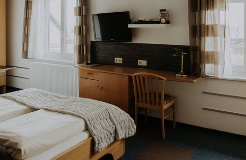 Abtissendorf House | Inviting Gästehaus Feldkirchen: Family-Friendly Stay & Dining