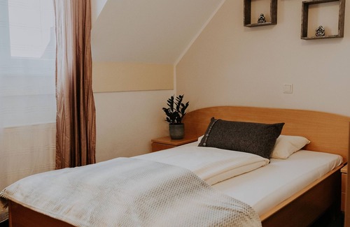 Abtissendorf House | Inviting Gästehaus Feldkirchen: Family-Friendly Stay & Dining