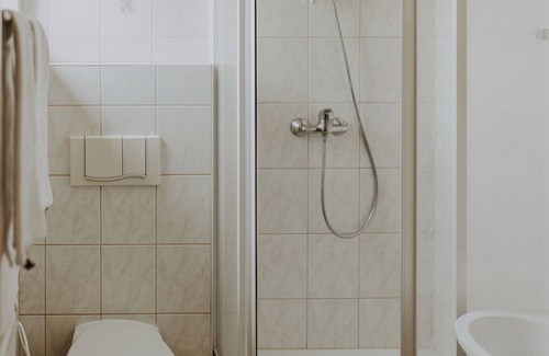 Abtissendorf House | Inviting Gästehaus Feldkirchen: Family-Friendly Stay & Dining