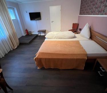 Heide Bed & Breakfast | Gästehaus Geli: Pet-Friendly Retreat with Breakfast Included