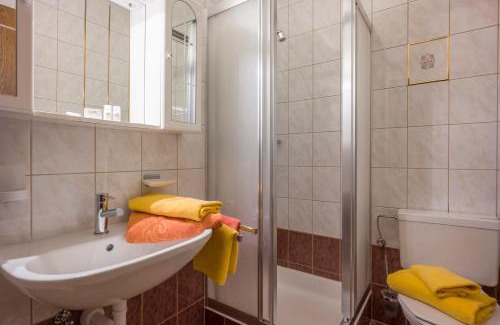 Bruck am Ziller House | Oceanfront Retreat at Gästehaus Gisela with Hot Tub & Kitchen