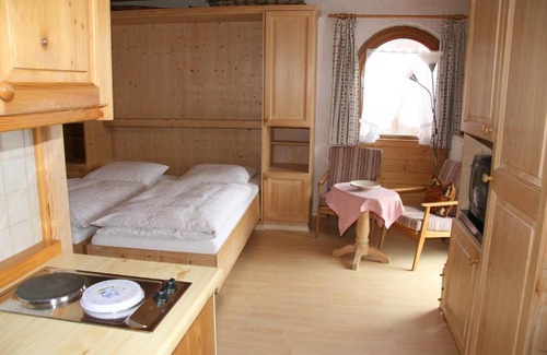 Ettenhausen Apartment | Pet-Friendly Gästehaus Hächer: Family Comfort Awaits