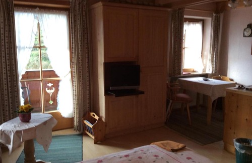 Ettenhausen Apartment | Pet-Friendly Gästehaus Hächer: Family Comfort Awaits