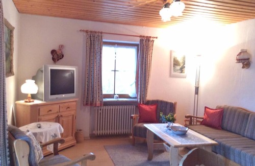 Ettenhausen Apartment | Pet-Friendly Gästehaus Hächer: Family Comfort Awaits