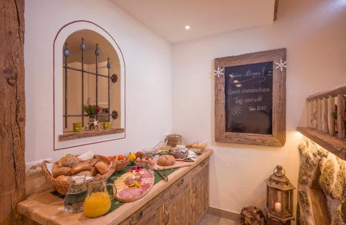 Itter Bed & Breakfast | Cozy Gästehaus Hölzl: Family-Friendly with Hot Tub & Breakfast