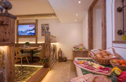 Itter Bed & Breakfast | Cozy Gästehaus Hölzl: Family-Friendly with Hot Tub & Breakfast