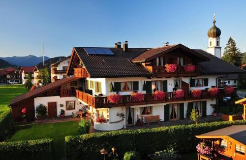 Kruen Apartment | Top-Rated Gästehaus Haller: Family-Friendly Comfort Awaits
