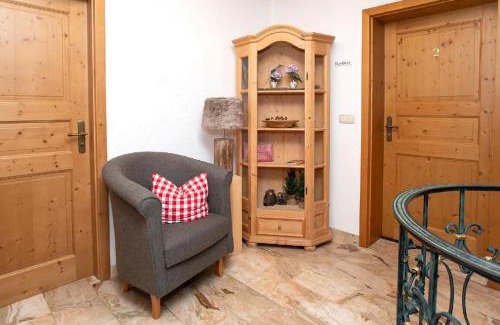 Kruen Apartment | Top-Rated Gästehaus Haller: Family-Friendly Comfort Awaits