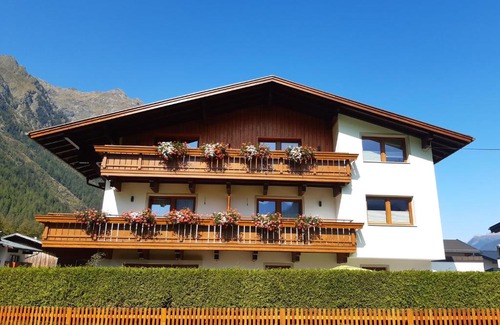 Huben Bed & Breakfast | Gästehaus Helga: Oceanfront Retreat with Top Guest Rating