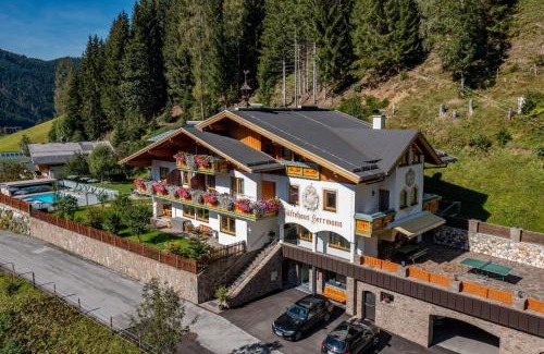 Filzmoos House | Gästehaus Herrmann: Oceanfront Retreat with Pool & Breakfast