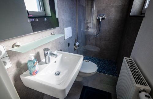 Moeckmuehl Apartment | Cozy Gästehaus Jagsttal: Pet-Friendly with Breakfast Included