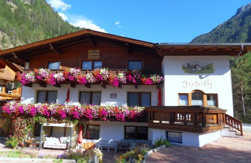 Unterlaengenfeld House | Gästehaus Judith: Family-Friendly Stay with Relaxing Hot Tub