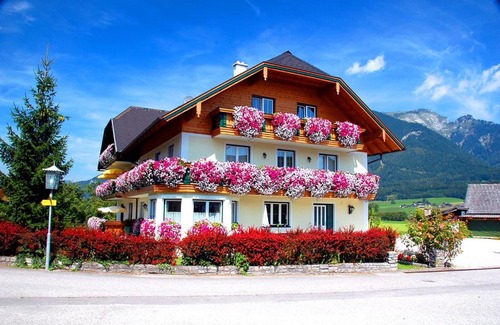 Abersee House | Gästehaus Kloibergütl: Oceanfront Retreat with Private Beach