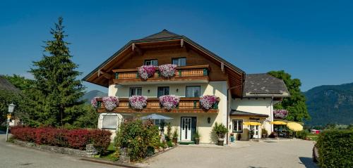 Abersee House | Gästehaus Kloibergütl: Oceanfront Retreat with Private Beach