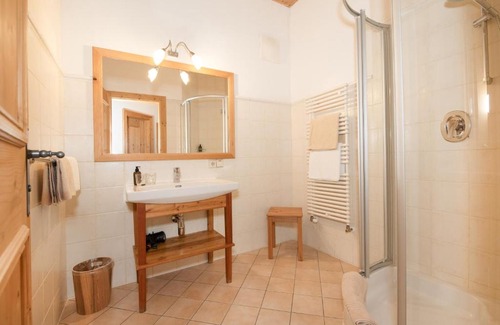 Alpbach House | Gästehaus Larch: Family-Friendly Retreat with Hot Tub