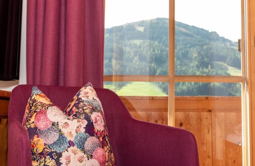 Alpbach House | Gästehaus Larch: Family-Friendly Retreat with Hot Tub