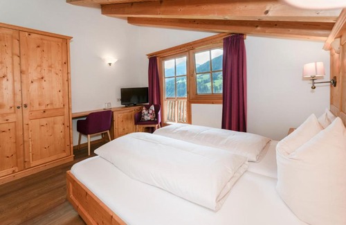 Alpbach House | Gästehaus Larch: Family-Friendly Retreat with Hot Tub