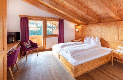 Alpbach House | Gästehaus Larch: Family-Friendly Retreat with Hot Tub