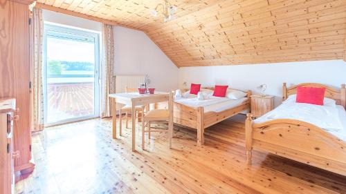 Klopein Apartment | Gästehaus Lipnik: Family-Friendly Retreat with Ocean Views