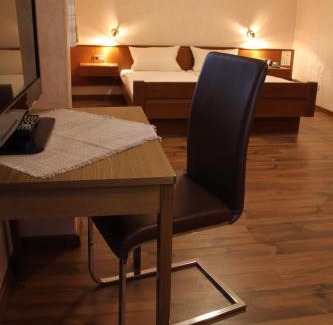 Scheuerfeld Hotel | Pet Friendly Stay at Gästehaus Loehnert with Breakfast