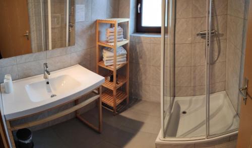 Lermoos House | Discover Gästehaus Maria: Family-Friendly Getaway Awaits