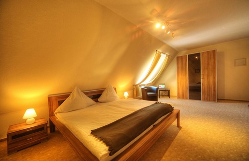 Trittenheim House | Guest Favorite: Gästehaus Moselkloster with Breakfast & Kitchen