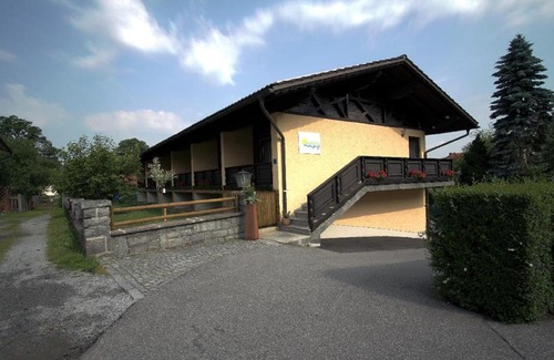 Ruhmannsfelden Hotel | Discover Gästehaus Obermeier: Family-Friendly Retreat with Pool