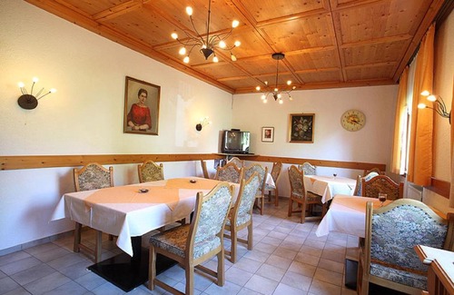 Ruhmannsfelden Hotel | Discover Gästehaus Obermeier: Family-Friendly Retreat with Pool