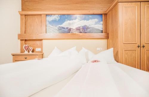 Mayrhofen House | Inviting Gästehaus Oblasser: Family-Friendly with Breakfast