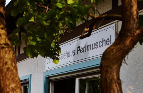 Iznang Apartment | Pet-Friendly Café Perlmuschel: Family-Friendly Retreat