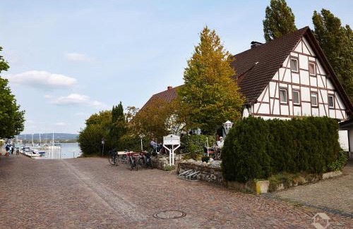 Iznang Apartment | Pet-Friendly Café Perlmuschel: Family-Friendly Retreat