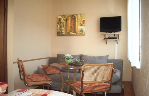 Zeltingen-Rachtig House | Welcoming Gästehaus Resi: Family-Friendly with Breakfast