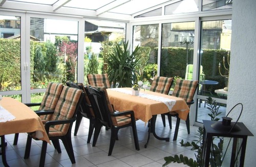 Zeltingen-Rachtig House | Welcoming Gästehaus Resi: Family-Friendly with Breakfast