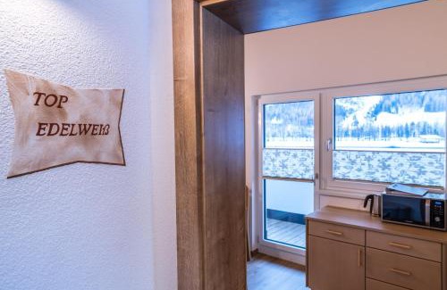 Runhof Apartment | Gästehaus Runhof: Family-Friendly Stay with Kitchen & Pets