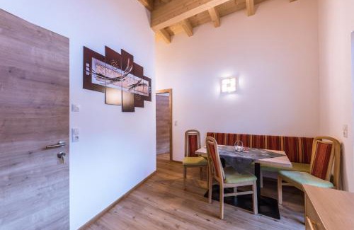 Runhof Apartment | Gästehaus Runhof: Family-Friendly Stay with Kitchen & Pets