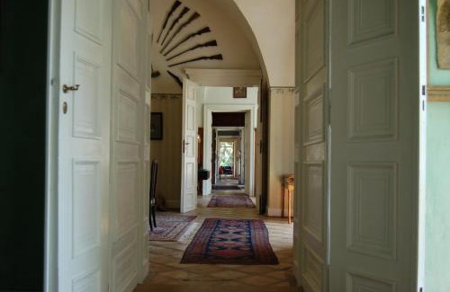 Aschach an der Donau House | Discover Gästehaus Schloss Aschach: Pet-Friendly Retreat