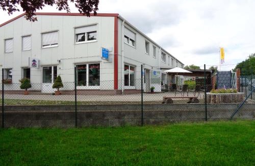 Teterow Hotel | Family-Friendly Gästehaus Schiemann with Kitchen Amenities