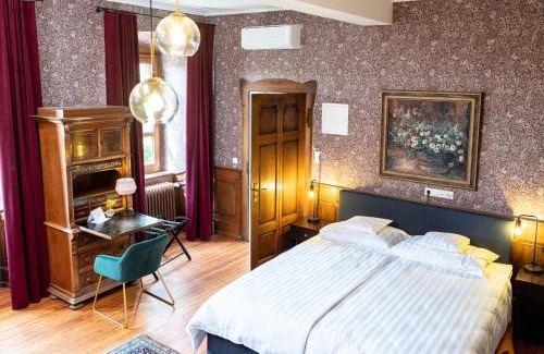 Bockenheim an der Weinstrasse Hotel | Guest Rated: Gästehaus Schloss Janson with Unique Amenities