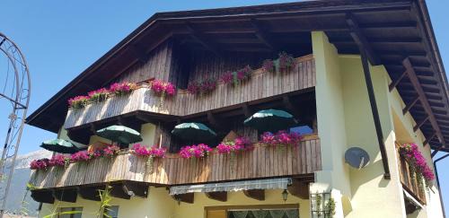 Ehrwald Apartment | Pet-Friendly Gästehaus Schoeneweiß with Oceanfront Views