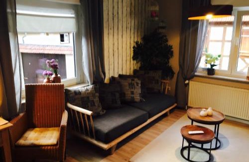 Heuchelheim-Klingen Apartment | Family-Friendly Gästehaus Sellemols with Kitchen Amenities