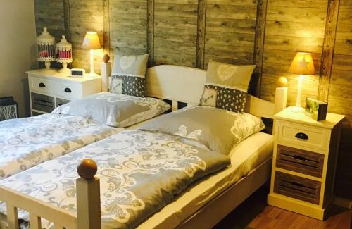 Heuchelheim-Klingen Apartment | Family-Friendly Gästehaus Sellemols with Kitchen Amenities