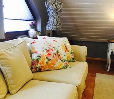 Heuchelheim-Klingen Apartment | Family-Friendly Gästehaus Sellemols Ferienhaus Winzer