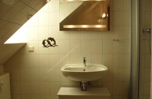 Lobbe Apartment | Oceanfront Escape at Gästehaus Siebert - Rated 8.7/10
