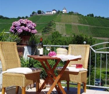 Punderich Apartment | Gästehaus Simonis: Guest Rated 9/10 with Hot Tub & Kitchen