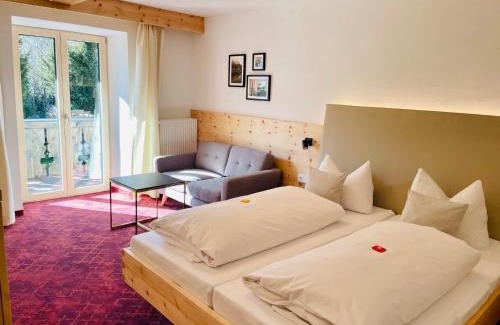 Mittenwald House | Gästehaus Sonnenheim: Family-Friendly Stay with Breakfast!