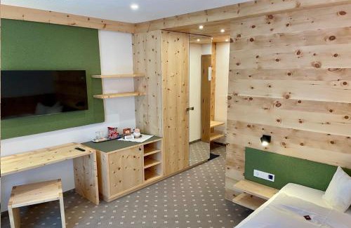 Mittenwald House | Gästehaus Sonnenheim: Family-Friendly Stay with Breakfast!